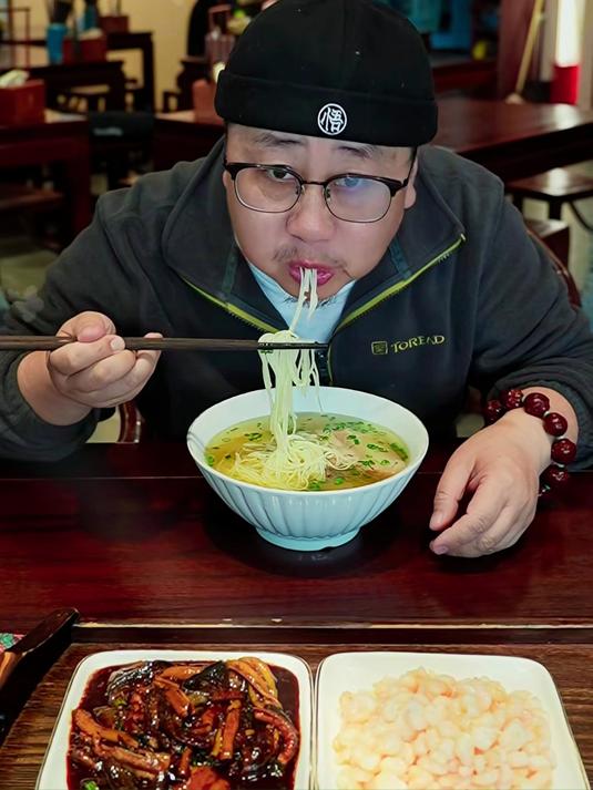 当年乾隆下江南吃的松鼠桂鱼,其实是用鲤鱼做的,这上哪说理去,江苏名菜扛把子松鼠桂鱼,非遗大