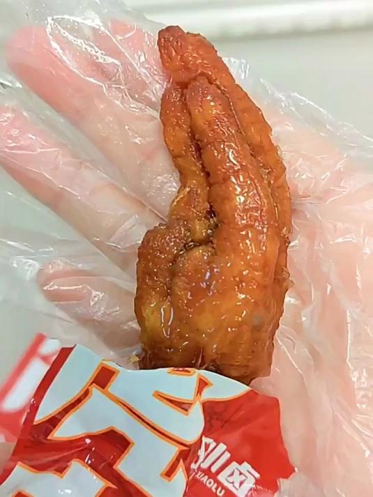 追剧零食超火的王小卤虎皮凤爪是真好吃!软烂易脱骨,个大肉厚