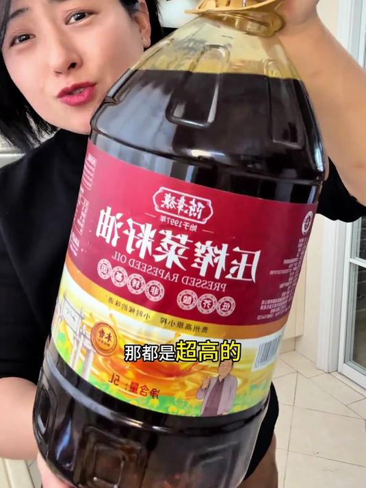 物理压榨纯香菜籽油，甄选当季优质油菜籽，古法慢榨锁原香，浓香味正，油色金黄透亮。#菜籽油#