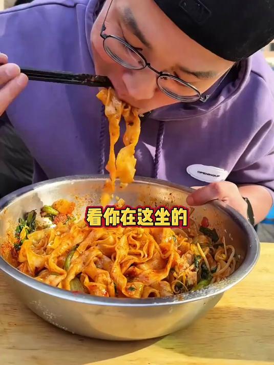 探秘西安油泼面泼辣诱惑，热油“滋啦”一声直击灵魂深处的油泼面