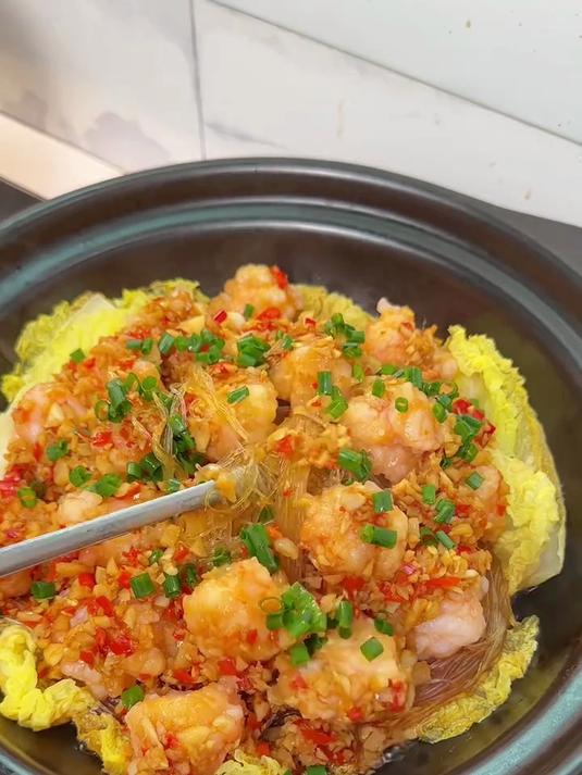 家里有孩子的一定要学会这道蒜蓉粉丝虾滑煲