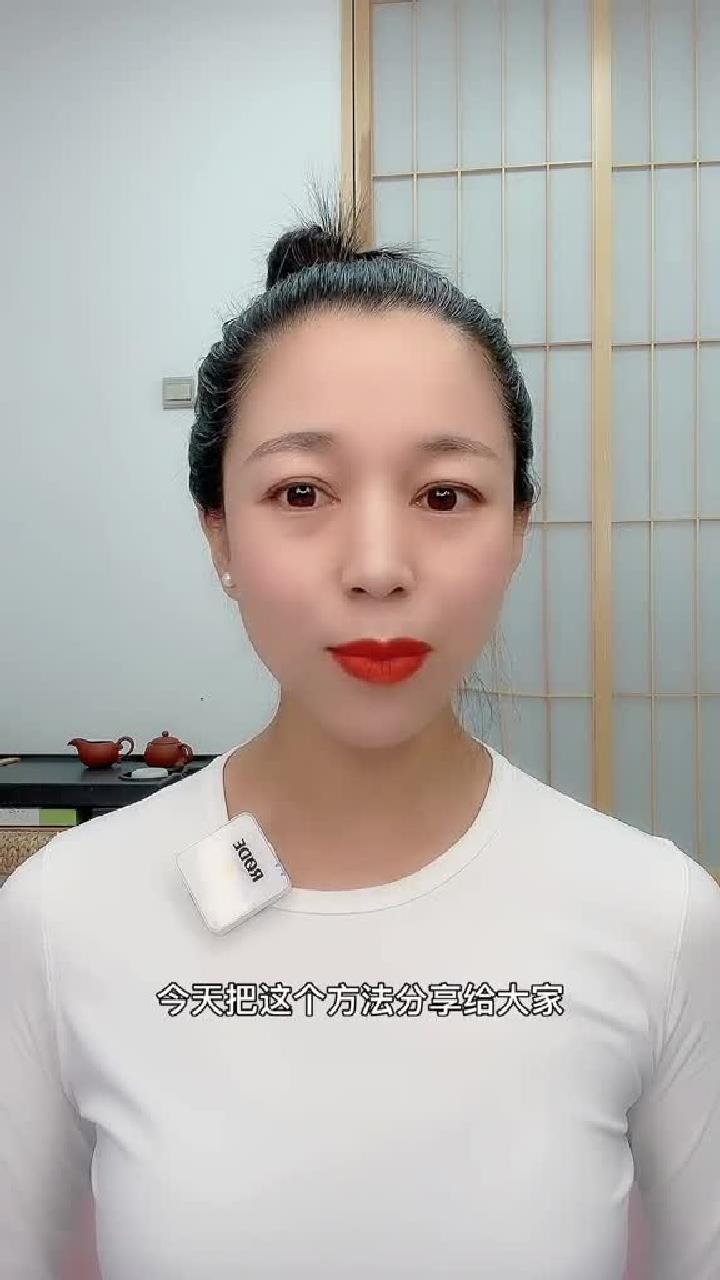 一个动作锻炼眼周肌肉,让肌肤变紧实