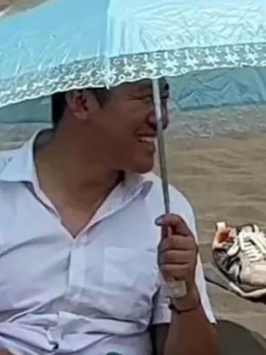 新疆吐鲁番40°C“沙疗养生”迎来高峰期,46元一天可以无限次埋沙