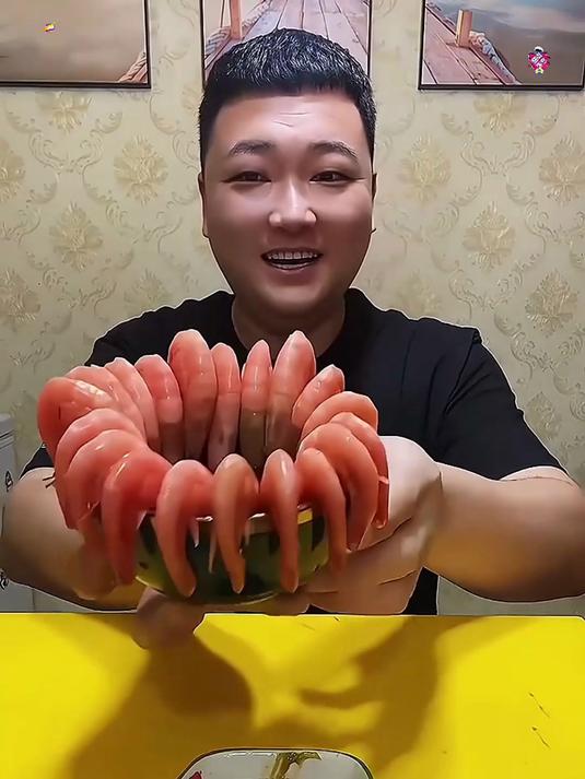 家庭火锅涮北极甜虾，涮后鲜甜脆嫩，越煮越香