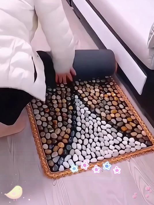 你知道吗?踩石子不用非去公园了,鹅卵石足底按摩垫,居家即享受