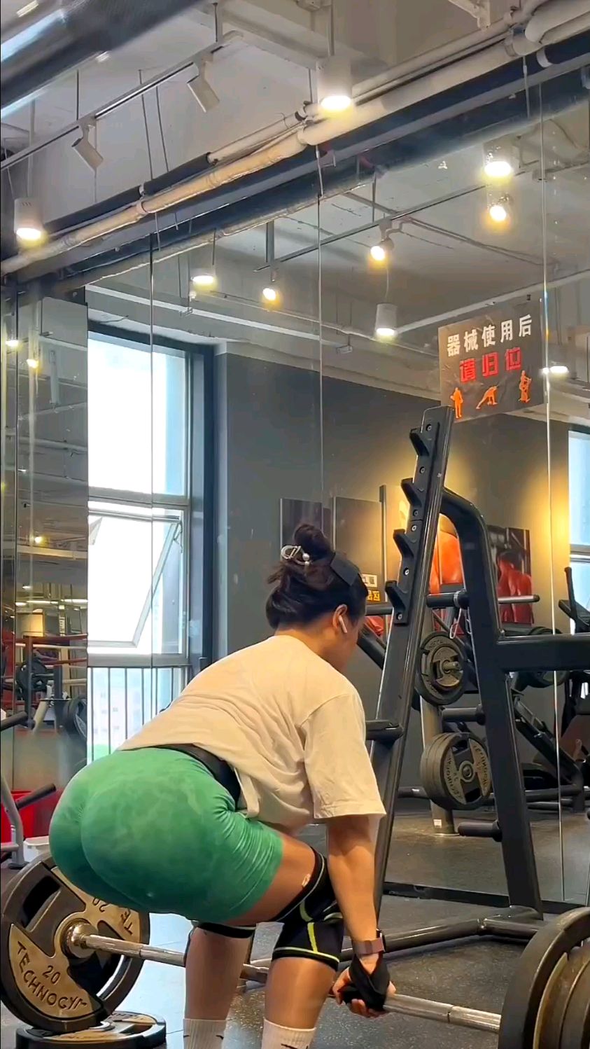 健身房女腿部肌肉训练