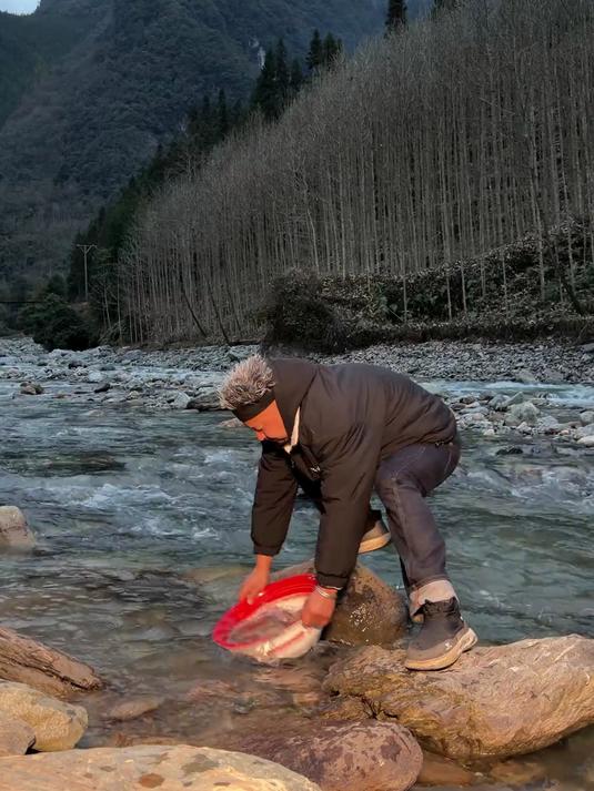 半斤一个的大闸蟹，做成香辣蟹，吃起来超过瘾！