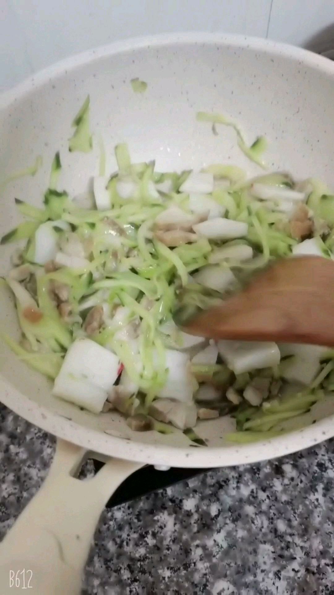 老家的食物总是吃不腻,今天安排年糕和手工米粉