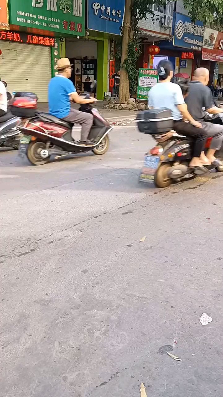 酿三角豆腐、鱼腐是广西玉林兴业蒲塘的小吃。