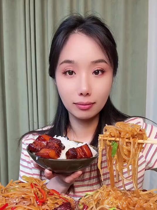 红烧肉土豆丝酸菜炒粉真是香极了