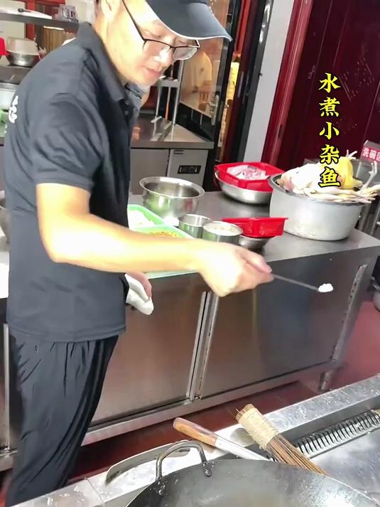 湖南宁乡水煮小河鱼，各种小鱼我都不认识