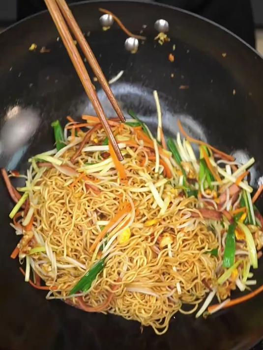 冬季来了三丝炒面炒得好有哪三个标准？看看港式茶餐厅的标准做法