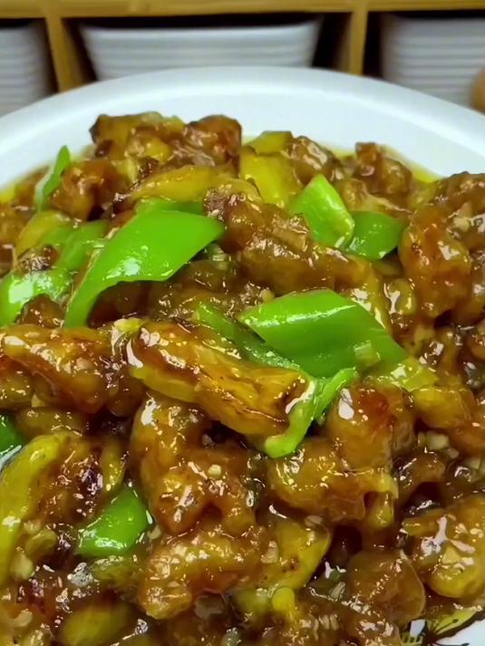 肉段烧茄子:这个是地到的东北菜,下饺又下酒,其实很简单