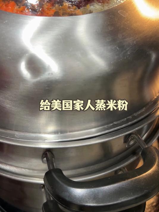 晚饭给美国家人做蒸米粉,杰森吃到腊肠眼都瞪大了,味道这么神奇