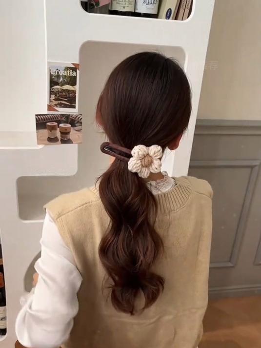 职场丽人必看:摒弃披头散发,鸭嘴夹盘发彰显专业干练