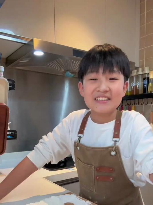 小孩哥再一次学做龙须酥，还尝试了铁头的特色菜青椒冰棍