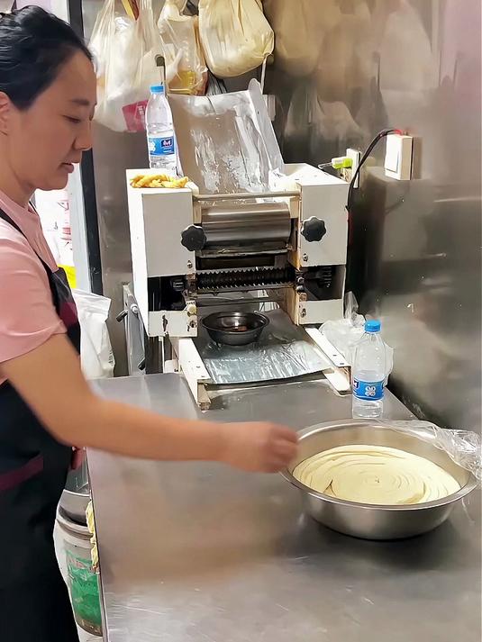山西街头特色美食大盘鸡拌面 15元一份 原来山西人，真的午休啊？