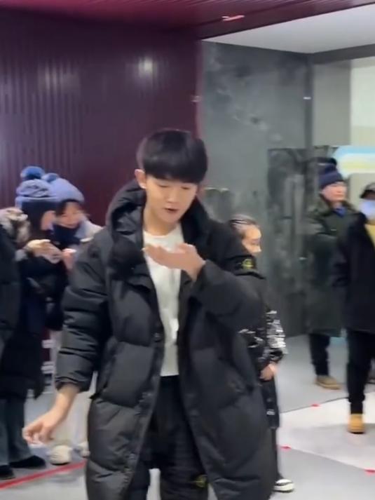 李明德对粉丝也太好了,跟粉丝鞠躬还为工作人员送上切好的蛋糕