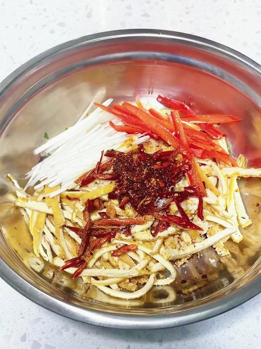 下酒必备凉拌豆腐丝简单好吃,快跟你的酒搭子安排起来吧