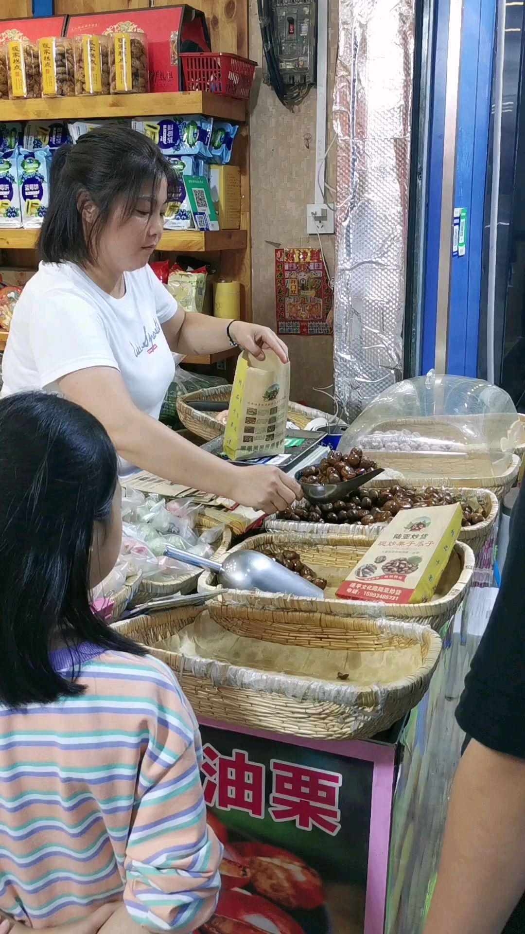 现炒现卖各种炒货,顾客天天排队购买