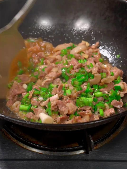 今天分享一道青椒汆肉,肉质鲜嫩美味