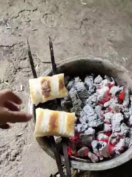 小时候的最爱,烤糍粑20年没吃过了,蘸点白糖直接香迷糊