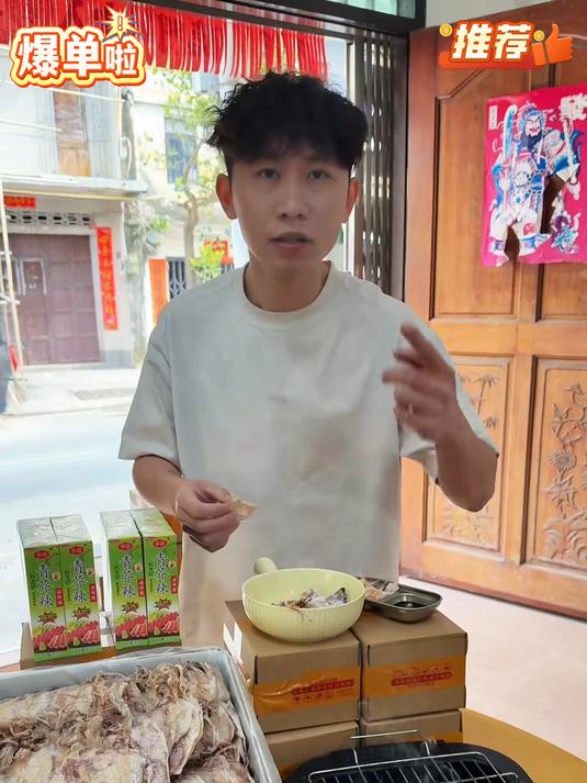 本港新鲜鱿鱼手工日晒成干货,今年海鲜生意冷清渔民生活越发艰难