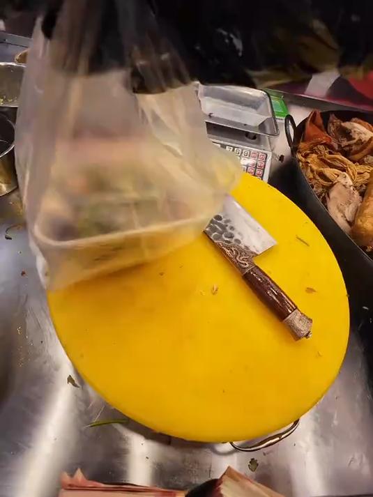 沉浸式记录90后小伙摆摊卖大锅卤菜