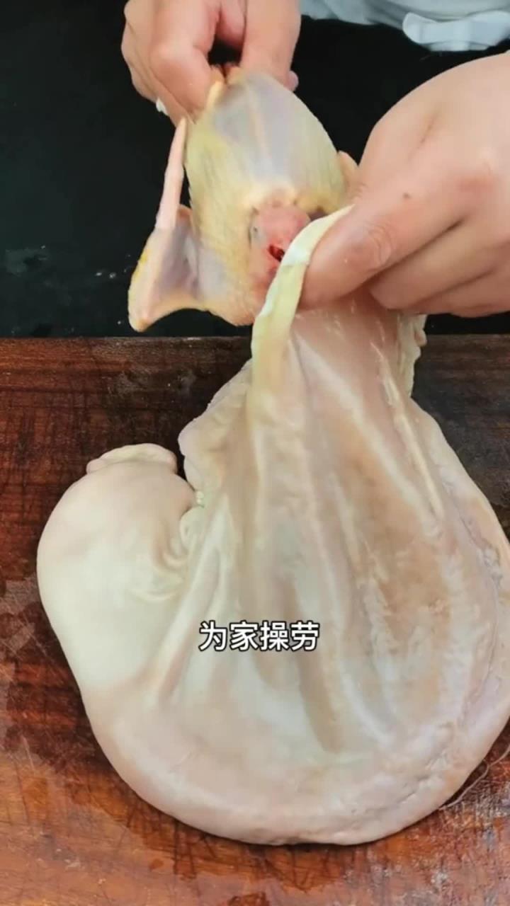 这么冷,老婆手脚冰凉,做道猪肚鸽子汤给她补一下吧!