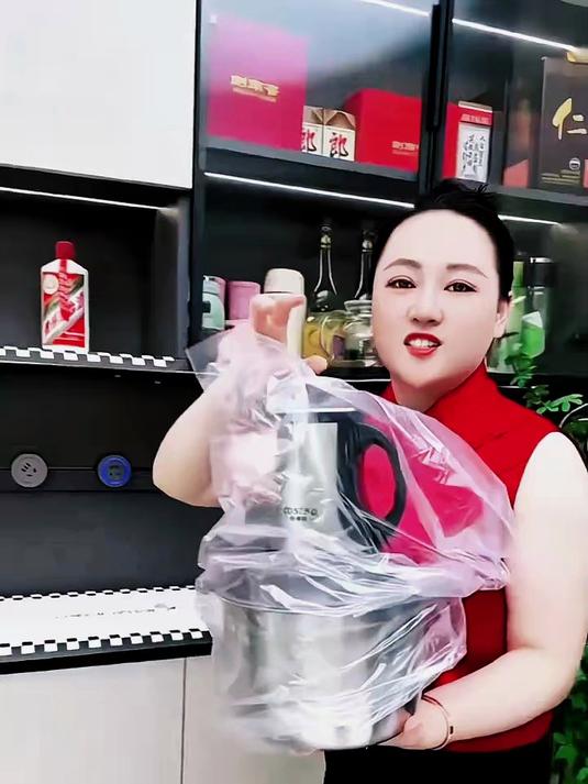 用手剁肉馅真的很累,用这个绞肉机几秒钟就解决了麻烦
