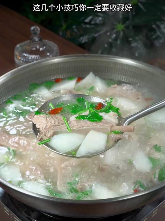 这样做的羊肉汤，汤鲜味美，冬天来上一锅暖心又暖胃