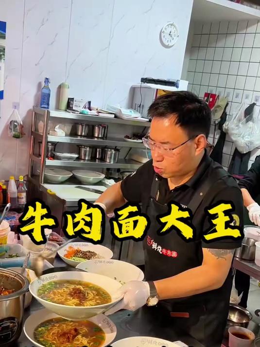 深夜饿了怎么办?泡桶兰州拉面,瞬间治愈坏情绪