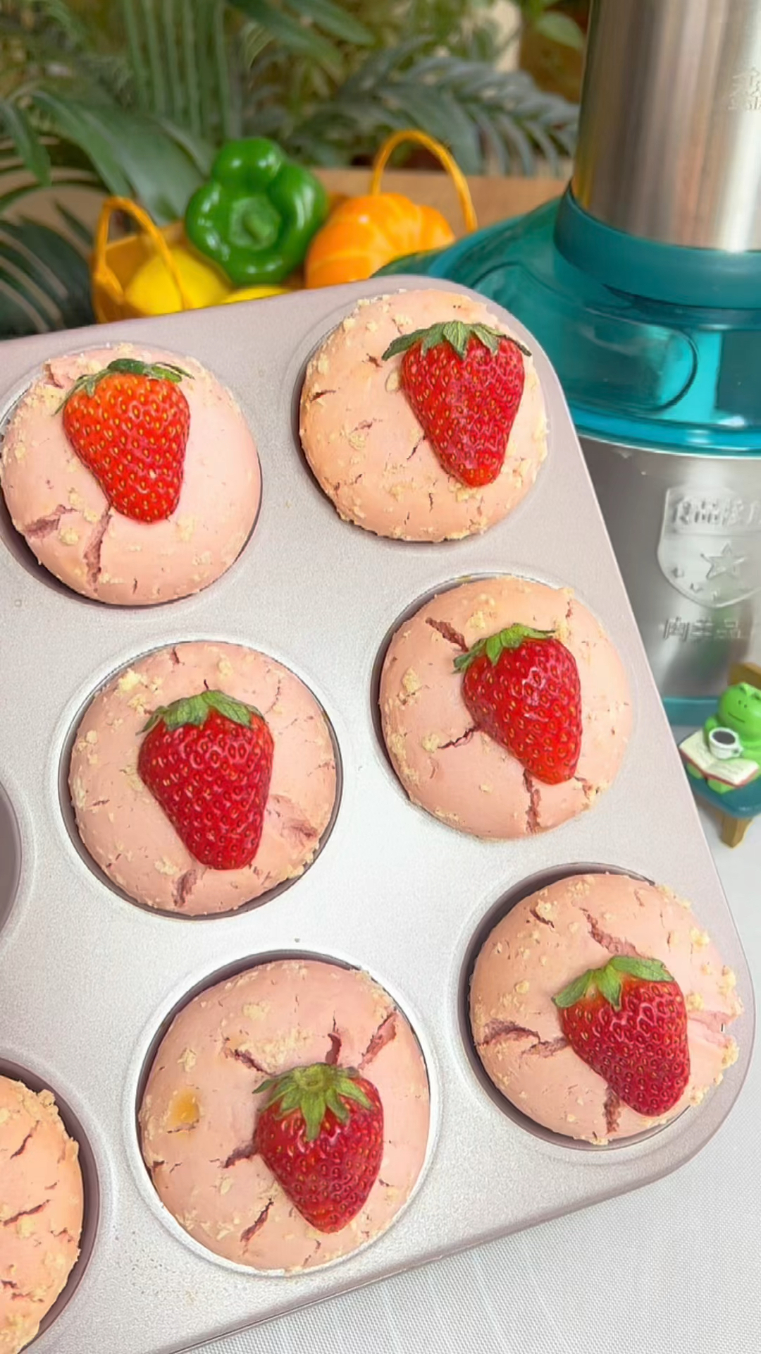 只用搅一搅就能做出香喷喷的草莓麦芬蛋糕#蛋糕