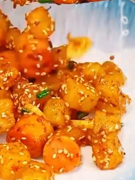 以后孩子馋烧烤了，像我这样做一个孜然土豆火腿肠，不用炸不用烤，做法简单，外脆里嫩#家常菜#