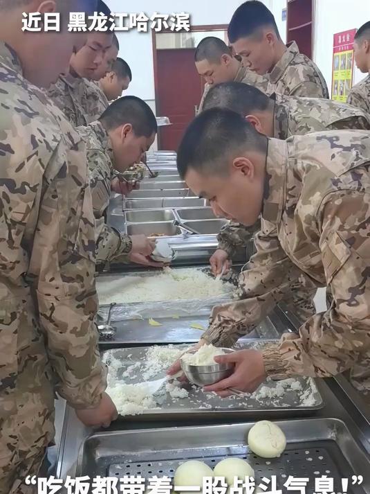 “吃饭都带着一股战斗气息!”新兵食堂一桌饭菜瞬间清空