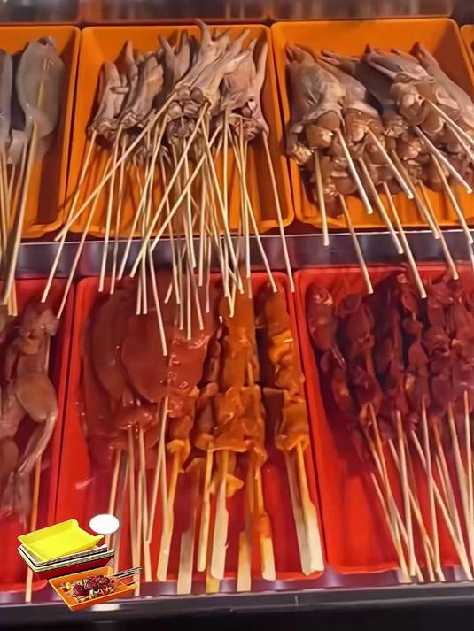 开火锅店、烧烤摊必备彩色串串香托盘,长方形设计超实用,外出野餐也能用到,轻松装下各种配菜