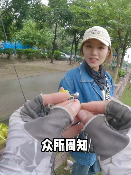帅小伙带女友全国寻找河中怪物，这种怪鱼叫重唇鱼，是保护鱼类