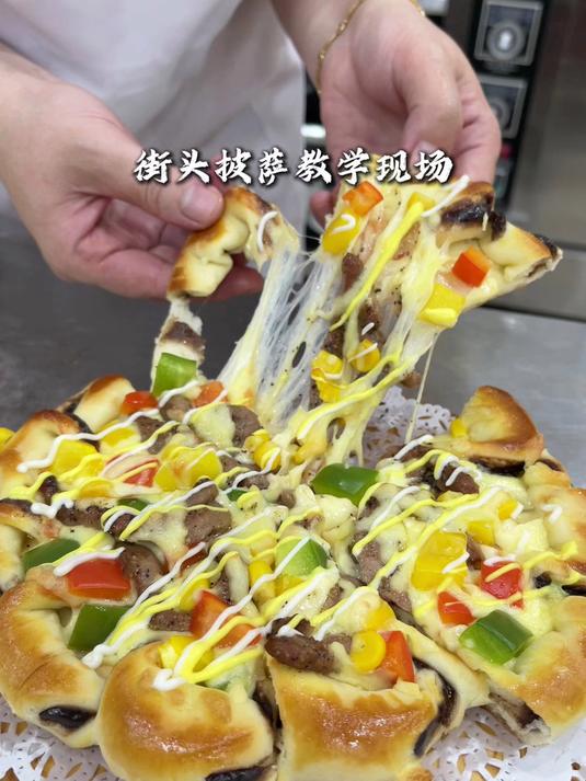 为什么手工披萨这么火?多种配料随心搭配,每口都是惊喜与满足!