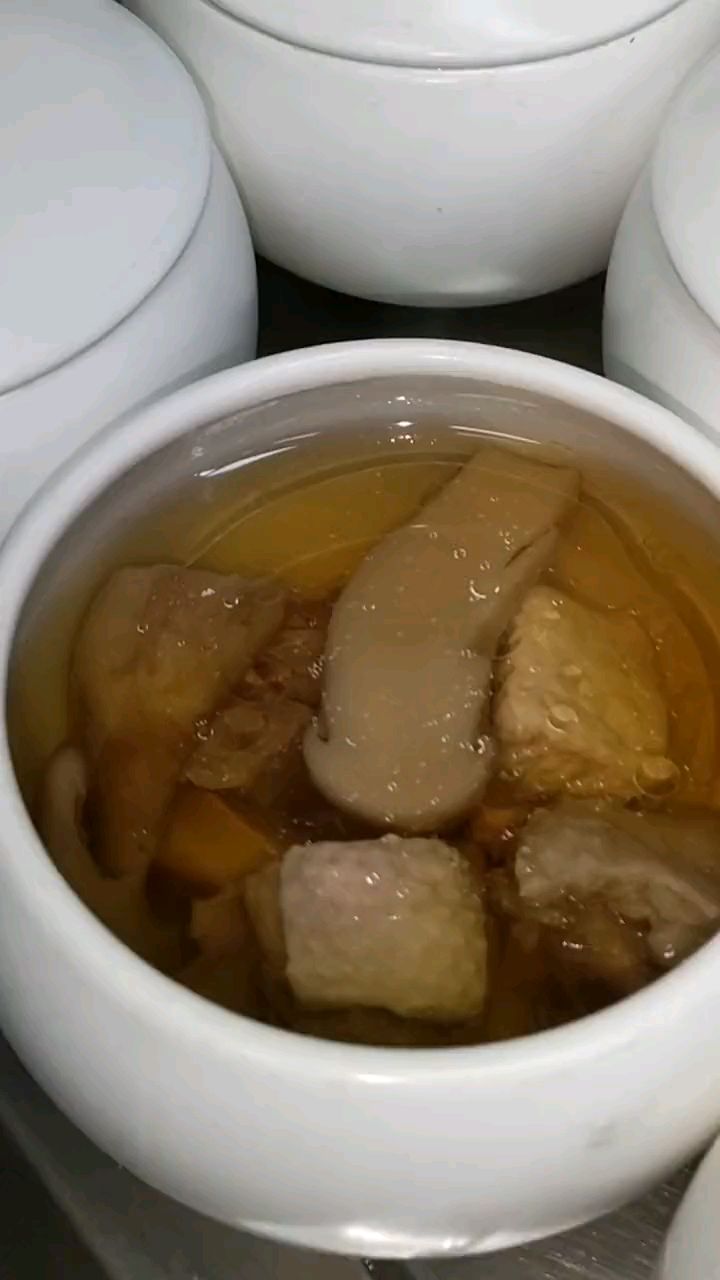 招牌炖汤,松茸炖雁鹅。