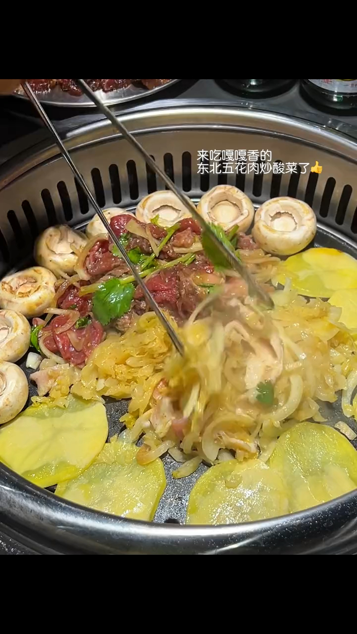 咱就是说,吃东北烧烤是真香～海苔裹鳗鱼竟然很好吃!