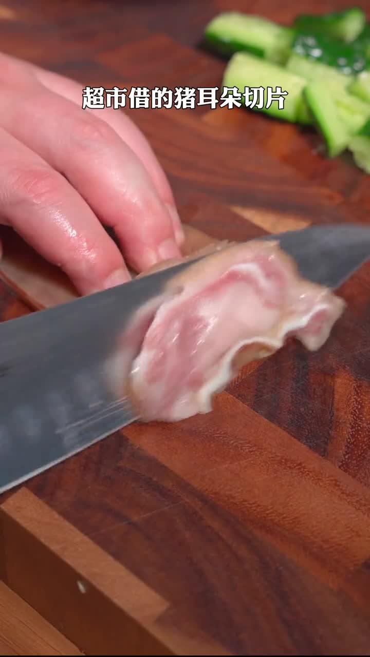 夏天来了,不想吃饭可以试试这个黄瓜拌猪耳,爽口解腻又好吃凉拌菜