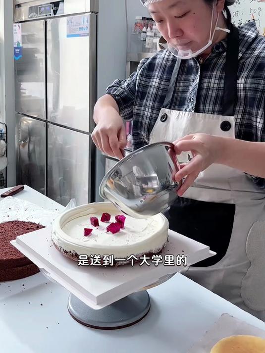 原来10寸蛋糕真的够50个人吃