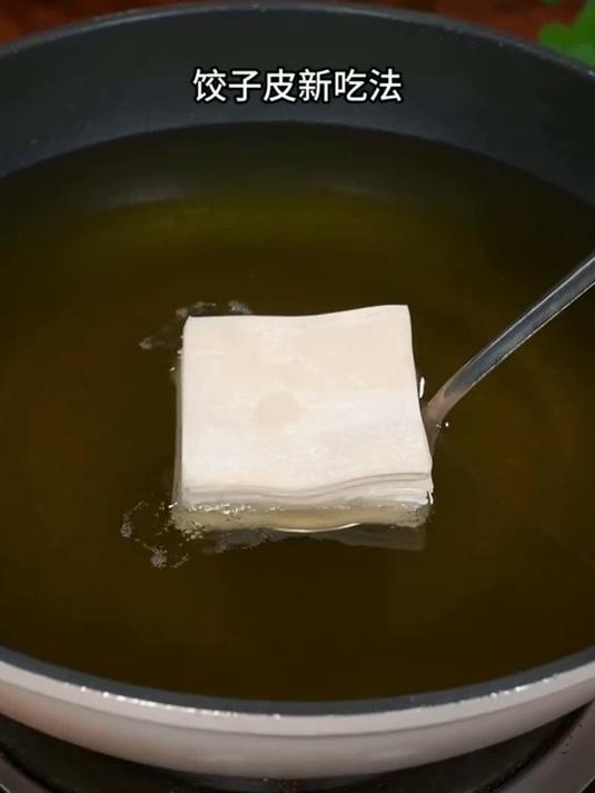 饺子皮新吃法，逢年过节的餐桌上做上一道糖果脆脆肠给孩子吃，香甜酥脆，