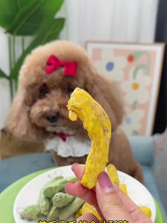 酥酥脆脆的冻干鸡脖,磨牙又洁齿,抗拒刷牙的狗狗可以每天喂一根