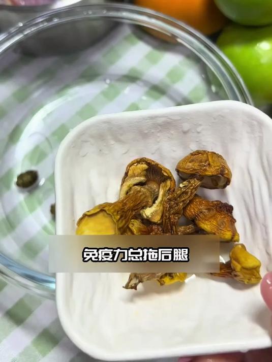 中医为啥力荐？虫草花老鸭汤双补肺肾，换季少犯老毛病