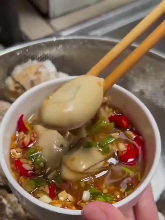 这鲜味儿太绝了！乳山生蚝清蒸后，汁都想喝光