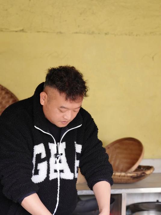 你们知道贵州的吊锅鸡,为什么要把锅吊起来吃吗?