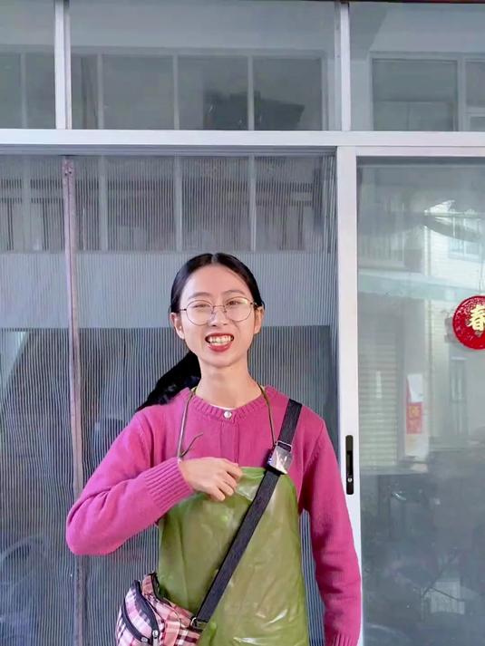 今天包了50斤尖头鱼去集市摆摊，目标是挣一头猪回家