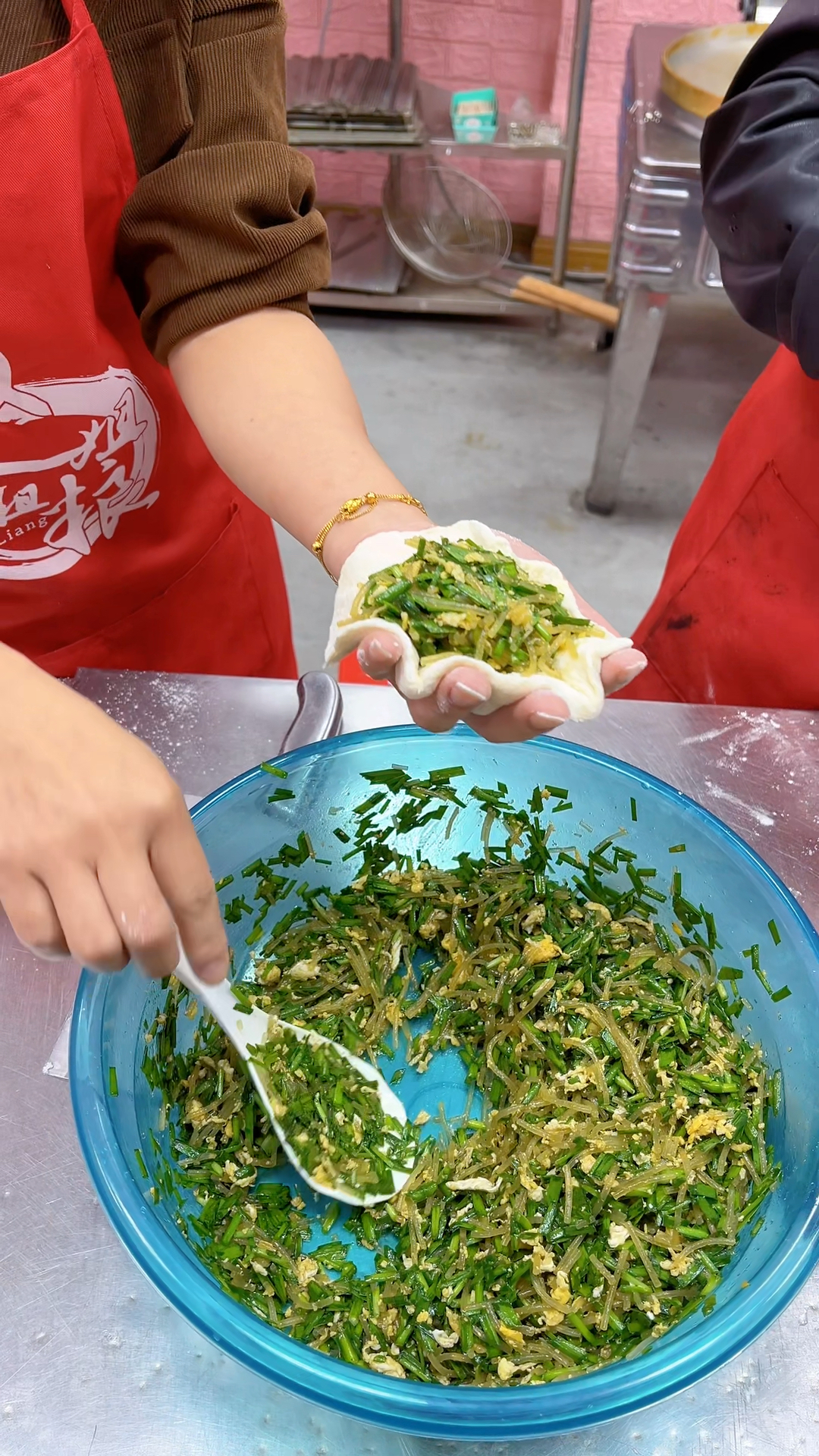 粉丝鸡蛋饼做法:鸡蛋3个,粉丝二两,韭菜一斤,盐10克,十三香8克,蚝油5克,香油4克