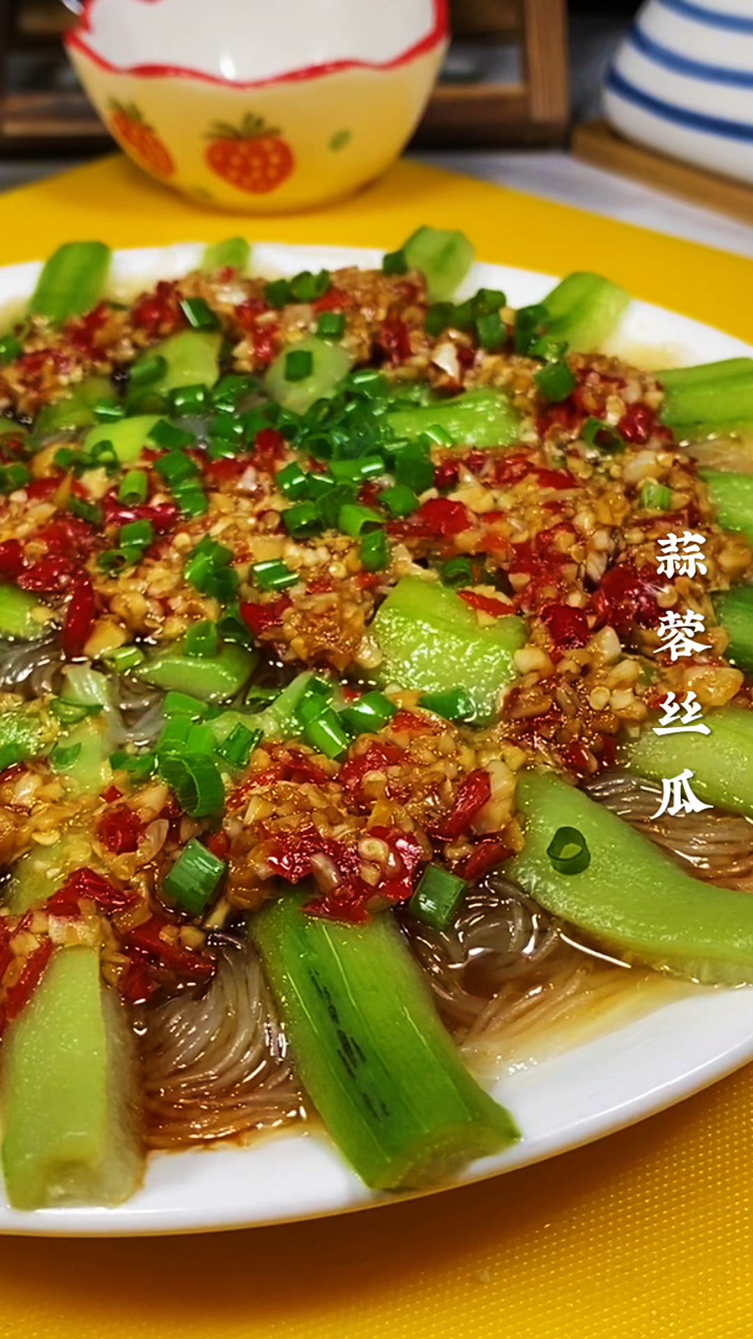 丝瓜不要炒着吃了,试试这个蒜蓉蒸丝瓜,蒜香浓郁,简单又下饭～